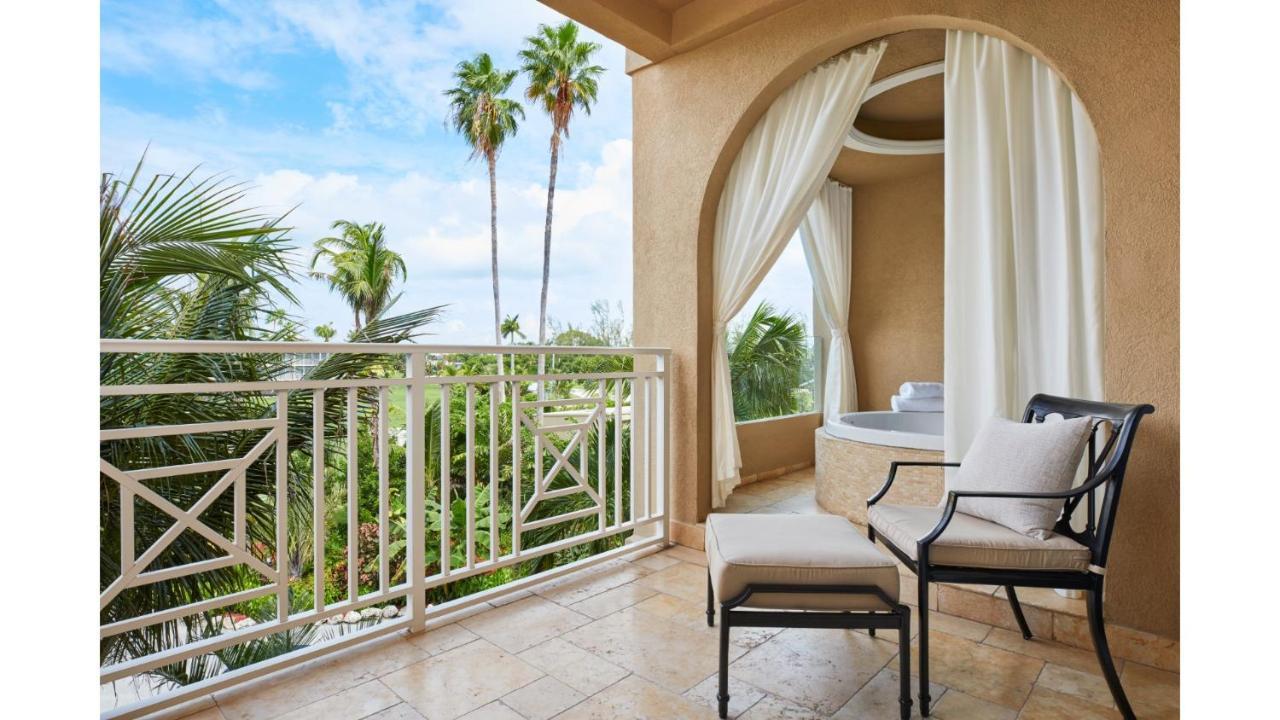奇卡水疗小屋酒店 伊斯拉莫拉达 外观 照片 A balcony at the Four Seasons Resort