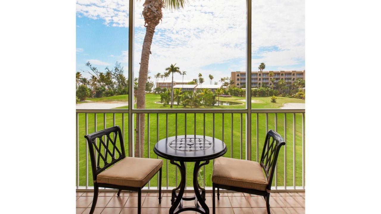 奇卡水疗小屋酒店 伊斯拉莫拉达 外观 照片 A view of the golf course from a guest room at the Boca Raton Resort