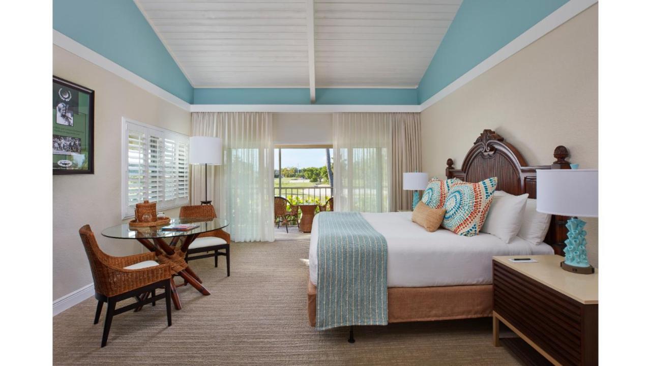 奇卡水疗小屋酒店 伊斯拉莫拉达 外观 照片 A guest room at the Hilton Marco Island Beach Resort & Club